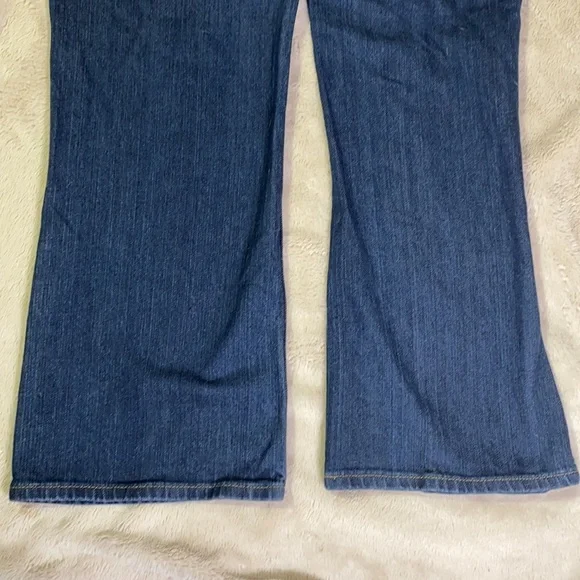 Levi’s Low Rise Bootcut Jeans - Picture 7 of 7